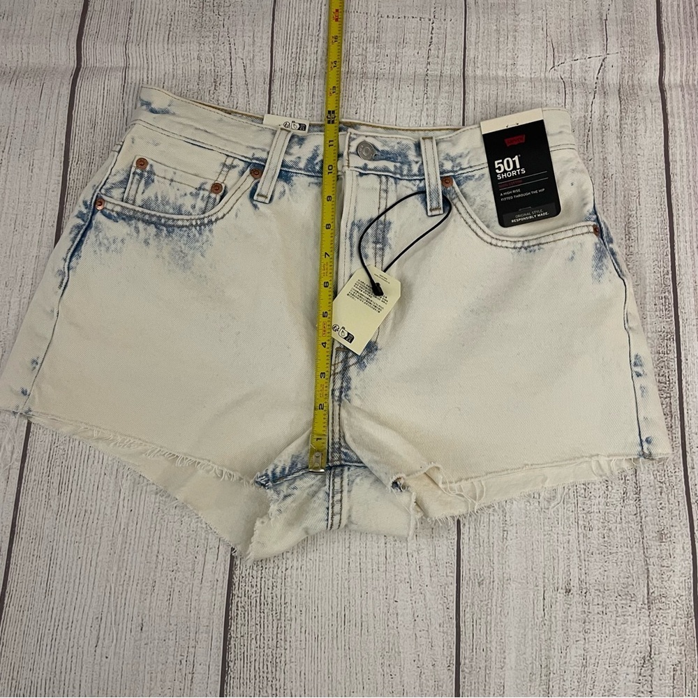 NWT LEVI'S Women’s Premium 501 Light Wash High Rise Denim Cut Off Shorts Size 29 - Picture 8 of 10